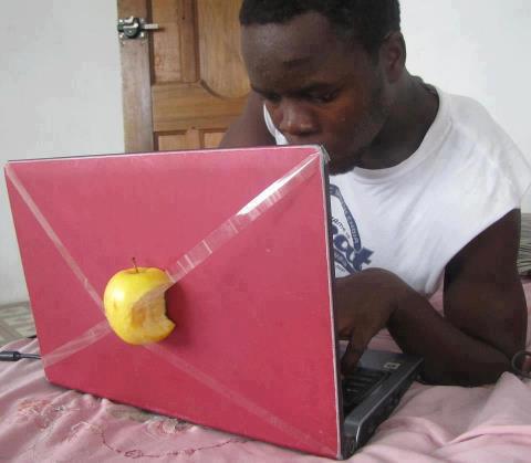 Różowy laptop